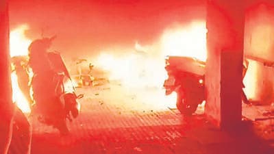 14 bikes gutted in Bhiwandi building parking area; no injuries.