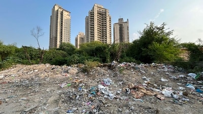 People are illegally dumping construction and demolition (C&D) waste and garbage on an empty plot in Sector 109 near Chintels Paradiso society. (Parveen Kumar/HT Photo) People are illegally dumping construction and demolition (C&D) waste and garbage on an empty plot in Sector 109 near Chintels Paradiso society. (Parveen Kumar/HT Photo)