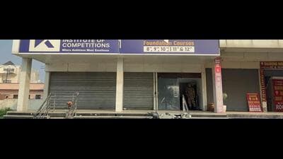 A paramilitary personnel standing guard at the entrance of one of call centres during the ED raid in Patiala on Wednesday. (HT Photo) A paramilitary personnel standing guard at the entrance of one of call centres during the ED raid in Patiala on Wednesday. (HT Photo)