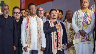 দলত্যাগ বিরোধী আইনে কেন তাঁদের বিধায়ক পদ খারিজ করা হবে না, সেই ব্যাখ্যা চাওয়া হয়েছে। (PTI) দলত্যাগ বিরোধী আইনে কেন তাঁদের বিধায়ক পদ খারিজ করা হবে না, সেই ব্যাখ্যা চাওয়া হয়েছে। (PTI)
