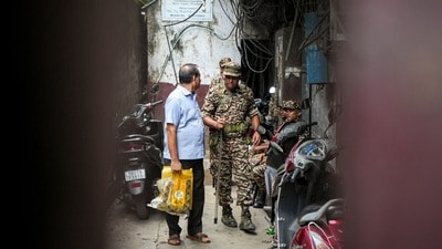 বুধবার সাতসকালে কলকাতার একাধিক জায়গায় একযোগে তল্লাশি চালাল এনফোর্সমেন্ট ডিরেক্টরেট বা ইডি। (ফাইল ছবি) (PTI) বুধবার সাতসকালে কলকাতার একাধিক জায়গায় একযোগে তল্লাশি চালাল এনফোর্সমেন্ট ডিরেক্টরেট বা ইডি। (ফাইল ছবি) (PTI)