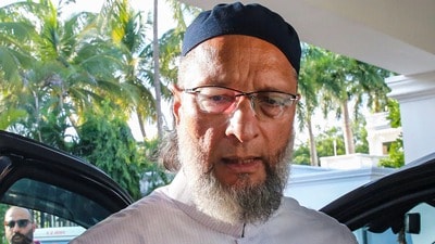 হায়দরাবাদের সাংসদের কনভয়ে সংঘর্ষ, আহত ৫ বাইক আরোহী (PTI) হায়দরাবাদের সাংসদের কনভয়ে সংঘর্ষ, আহত ৫ বাইক আরোহী (PTI)