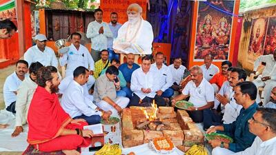 Special prayers being offered on the eve of Prime Minister Narendra Modi’s birthday in Varanasi on Wednesday. (HT Photo) Special prayers being offered on the eve of Prime Minister Narendra Modi’s birthday in Varanasi on Wednesday. (HT Photo)