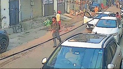 Suspects flee after first victim removes car keys and second incident draws family, neighbours to spot, say cops. (HT)