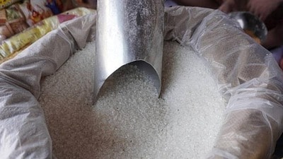 বাড়তে থাকা চিনির দাম নিয়ন্ত্রণে এবার সরাসরি বাজারে হস্তক্ষেপ করল রাজ্য সরকার। (HT_PRINT) বাড়তে থাকা চিনির দাম নিয়ন্ত্রণে এবার সরাসরি বাজারে হস্তক্ষেপ করল রাজ্য সরকার। (HT_PRINT)