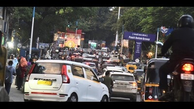 The movement through the Peth areas, which are witnessing heavy vehicular traffic during the festival. (MAHENDRA KOLHE/ HT) The movement through the Peth areas, which are witnessing heavy vehicular traffic during the festival. (MAHENDRA KOLHE/ HT)