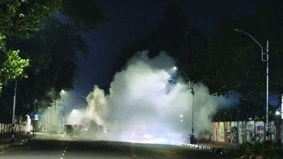 প্রাথমিক তথ্য অনুযায়ী, রাত প্রায় ১০টা ৪৫ মিনিটে জগন্নাথ হলের সামনে প্রথম দুটি বিস্ফোরণ ঘটে। প্রাথমিক তথ্য অনুযায়ী, রাত প্রায় ১০টা ৪৫ মিনিটে জগন্নাথ হলের সামনে প্রথম দুটি বিস্ফোরণ ঘটে।