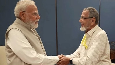 বিপদে পড়ে 'বাল্যবন্ধু' PM মোদীর দ্বারস্থ! বেদখল জমি ফিরে পেলেন অসহায় সহপাঠী (সৌজন্যে টুইটার) বিপদে পড়ে 'বাল্যবন্ধু' PM মোদীর দ্বারস্থ! বেদখল জমি ফিরে পেলেন অসহায় সহপাঠী (সৌজন্যে টুইটার)