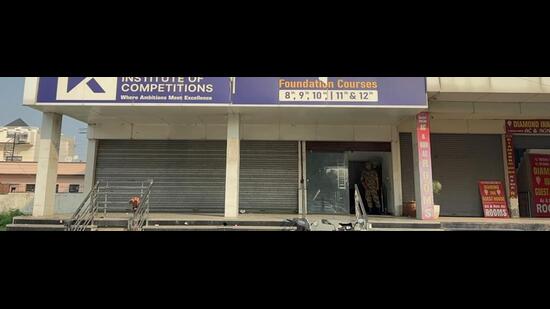 A paramilitary personnel standing guard at the entrance of one of call centres during the ED raid in Patiala on Wednesday. (HT Photo)
