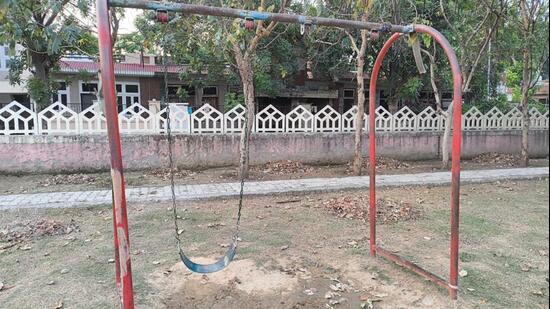 Around 1,000 people live in the block and regularly use the three parks, which are maintained by the Greater Noida authority, the residents’ welfare association (RWA) said. (HT Photo)