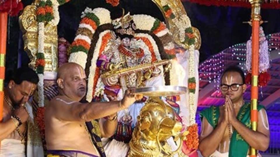 <p>వాహనసేవ సందర్భంగా తిరుమాడ వీధులు భక్తజన సందోహంతో కిక్కిరిశాయి. మంగళవాయిద్యాల నడుమ, వేదఘోషలు, భక్తుల గోవింద నామస్మరణతో తిరుమల గిరులు మార్మోగాయి. వివిధ రాష్ట్రాలకు చెందిన కళాబృందాలు ప్రదర్శించిన సంప్రదాయ కళారూపాలు వాహనసేవకు మరింత శోభను చేకూర్చి భక్తులను విశేషంగా అలరించాయి.</p>