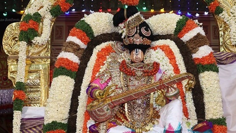 <p>హంస వాహనసేవలో శ్రీ మలయప్పస్వామివారు జ్ఞానస్వరూపుడిగా ప్రకాశిస్తారని పురాణాలు, ఐతిహ్యాలు తెలియజేస్తున్నాయి. హంస బ్రహ్మదేవుని వాహనం కాగా, అది జ్ఞానానికి ప్రతీకగా భావిస్తారు. పాలు–నీళ్లను వేరుచేసే హంస స్వభావం వివేకానికి, ఆత్మ–అనాత్మ విచక్షణకు సంకేతంగా పేర్కొంటారు.</p>