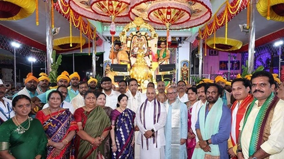<p>పరమాత్మ తత్వాన్ని గ్రహించి, ఆత్మజ్ఞానాన్ని పొందిన మహనీయులను ఉపనిషత్తులు “పరమహంసలు”గా అభివర్ణిస్తాయి. ఈ నేపథ్యంలో భక్తుల్లోని అజ్ఞానాంధకారాన్ని తొలగించి, వివేకజ్ఞానాన్ని ప్రసాదించి, ఆధ్యాత్మిక ఉన్నతికి చేర్చే సంకల్పానికి హంస వాహనసేవ ప్రతీకగా నిలుస్తుంది. శ్రీవారి దివ్య దర్శనంతో భక్తుల హృదయాల్లో జ్ఞానజ్యోతి వెలిగి, ఆధ్యాత్మిక చైతన్యం వికసించాలని ఈ సేవ సందేశమిస్తుంది.</p>