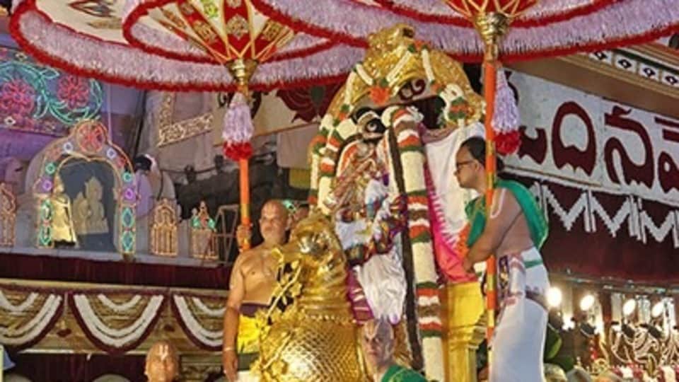 <p>తిరుమల శ్రీవారి సాలకట్ల బ్రహ్మోత్సవాల్లో భాగంగా రెండో రోజైన బుధవారం రాత్రి శ్రీ మలయప్పస్వామివారు సరస్వతి అమ్మవారి అలంకారంలో, వీణను ధరించి హంస వాహనంపై తిరుమాడ వీధుల్లో విహరిస్తూ భక్తులకు దివ్య దర్శనమిచ్చారు. జ్ఞానానికి ప్రతీకగా భావించే హంస వాహనంపై శ్రీవారి అలంకారం భక్తులను విశేషంగా ఆకట్టుకుంది.</p>
