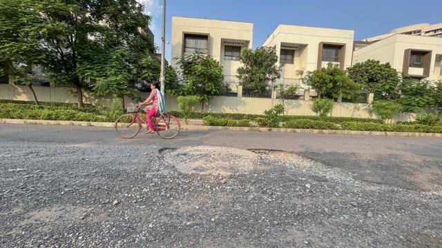 A cratered internal road in Sector 109, seen on Tuesday. (PARVEEN KUMAR/HINDUSTAN TIMES) A cratered internal road in Sector 109, seen on Tuesday. (PARVEEN KUMAR/HINDUSTAN TIMES)