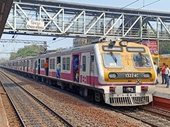 রিপোর্টে দাবি করা হয়েছে, লোকাল ট্রেনের সংখ্যা বাড়ানোর বিষয়ে রেলবোর্ড থেকে ছাড়পত্র এসে গিয়েছে। এদিকে শিয়ালদার চাপ কমাতে বিধাননগর স্টেশন থেকে এবার কল্যাণী স্টেশনের জন্য ২টি লোকাল ট্রেন ছাড়া হবে বলে জানা গিয়েছে। উল্লেখ্য, প্রতিদিন ১ লাখ ৭০ হাজার যাত্রী ট্রেনে ওঠানামা করেন বিধাননগর স্টেশন থেকে। এই আবহে শিয়ালদার বদলে একাধিক গুরুত্বপূর্ণ স্টেশনকে প্রান্তিক স্টেশন হিসেবে ব্যবহার করার পরিকল্পনা করেছে রেল।  