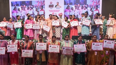 Delhi Chief Minister Rekha Gupta in a group photo with beneficiaries at the official letter distribution ceremony under Delhi Lakshmi Yojana. (ANI)