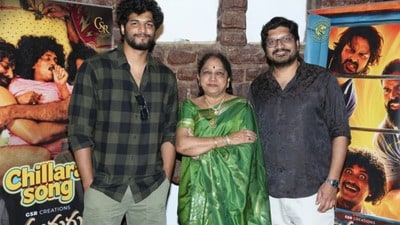 ముగ్గురు కోతులు చిల్లర సాంగ్ రిలీజ్ చేసిన యాటిట్యూడ్ స్టార్ చంద్రహాస్.. చిల్ అయ్యే సన్నివేశాలతో! ముగ్గురు కోతులు చిల్లర సాంగ్ రిలీజ్ చేసిన యాటిట్యూడ్ స్టార్ చంద్రహాస్.. చిల్ అయ్యే సన్నివేశాలతో!
