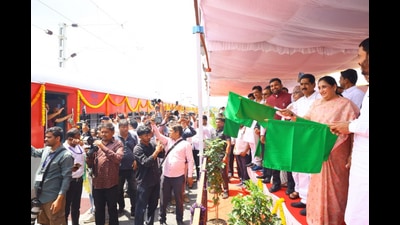 Deputy chief minister Sunetra Pawar, MP Bajrang Sonawane, MLA Sandeep Kshirsagar, among others, flagged off the inaugural special train (01401) from Beed station. (HT PHOTO) Deputy chief minister Sunetra Pawar, MP Bajrang Sonawane, MLA Sandeep Kshirsagar, among others, flagged off the inaugural special train (01401) from Beed station. (HT PHOTO)