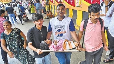Carried on a plank, Amit Shiwalkar travels from Govandi to Lalbaug every year to seek Bappa’s blessings. (HT Photo) Carried on a plank, Amit Shiwalkar travels from Govandi to Lalbaug every year to seek Bappa’s blessings. (HT Photo)