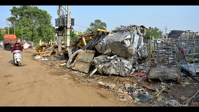 Heaps of garbage along the roads in Ward 74, Ludhiana, on Thursday. (Gurpreet Singh/HT)
