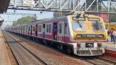 রিপোর্টে দাবি করা হয়েছে, লোকাল ট্রেনের সংখ্যা বাড়ানোর বিষয়ে রেলবোর্ড থেকে ছাড়পত্র এসে গিয়েছে। এদিকে শিয়ালদার চাপ কমাতে বিধাননগর স্টেশন থেকে এবার কল্যাণী স্টেশনের জন্য ২টি লোকাল ট্রেন ছাড়া হবে বলে জানা গিয়েছে। উল্লেখ্য, প্রতিদিন ১ লাখ ৭০ হাজার যাত্রী ট্রেনে ওঠানামা করেন বিধাননগর স্টেশন থেকে। এই আবহে শিয়ালদার বদলে একাধিক গুরুত্বপূর্ণ স্টেশনকে প্রান্তিক স্টেশন হিসেবে ব্যবহার করার পরিকল্পনা করেছে রেল। রিপোর্টে দাবি করা হয়েছে, লোকাল ট্রেনের সংখ্যা বাড়ানোর বিষয়ে রেলবোর্ড থেকে ছাড়পত্র এসে গিয়েছে। এদিকে শিয়ালদার চাপ কমাতে বিধাননগর স্টেশন থেকে এবার কল্যাণী স্টেশনের জন্য ২টি লোকাল ট্রেন ছাড়া হবে বলে জানা গিয়েছে। উল্লেখ্য, প্রতিদিন ১ লাখ ৭০ হাজার যাত্রী ট্রেনে ওঠানামা করেন বিধাননগর স্টেশন থেকে। এই আবহে শিয়ালদার বদলে একাধিক গুরুত্বপূর্ণ স্টেশনকে প্রান্তিক স্টেশন হিসেবে ব্যবহার করার পরিকল্পনা করেছে রেল।