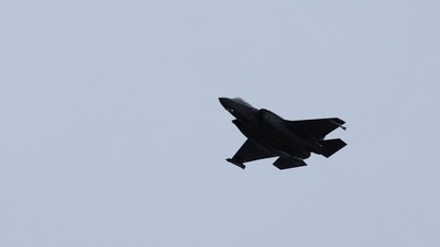 সৌদির সঙ্গে চুক্তির মাঝেই কী F-35 প্রযুক্তি চুরির চেষ্টা চিনের? সতর্কতা মার্কিন গোয়েন্দাদের REUTERS/Bernadett Szabo