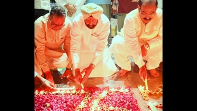 Punjab BJP president Kewal Singh Dhillon, party in-charge Satish Poonia and former state president Ashwani Sharma lighting diyas at the Pathankot railway station. (Videgrab)