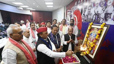 SP chief Akhilesh Yadav and others during Vishwakarma Puja at the party headquarters in Lucknow on Thursday. (HT)