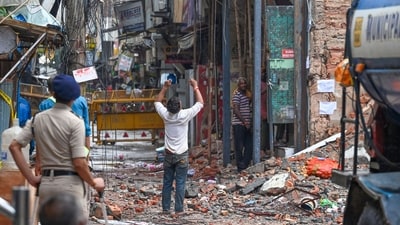 MCD Workers demolish the 'Dangerous' building Adjacent of collapsed PG at Satya Niketan. (Vipin Kumar/HT Photo) MCD Workers demolish the 'Dangerous' building Adjacent of collapsed PG at Satya Niketan. (Vipin Kumar/HT Photo)