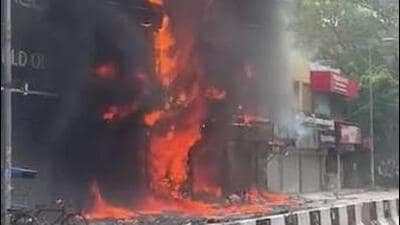 The blaze broke out around 7 am at Sethi Complex in Jaipur’s Tripolia Bazaar, spreading to garment warehouses, plastic goods shops and bangle stores. (Video grab) The blaze broke out around 7 am at Sethi Complex in Jaipur’s Tripolia Bazaar, spreading to garment warehouses, plastic goods shops and bangle stores. (Video grab)