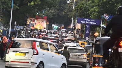 The movement through the Peth areas, which are witnessing heavy vehicular traffic during the festival. (Mahendra Kolhe/HT Photo)