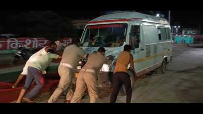 Traffic cops and relatives of the infant try and start the ambulance in Karwi, Chitrakoot late on Wednesday night (HT Photo)