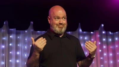Man uses comedy to talk about his job search. (CNBC Make It)