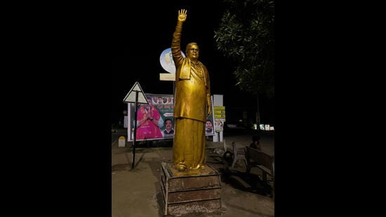 A group of seven to eight people from Sharan Sirasagi village brought the statue to the spot late on Wednesday and installed it in the public space.