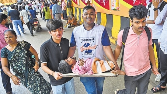 Carried on a plank, Amit Shiwalkar travels from Govandi to Lalbaug every year to seek Bappa’s blessings. (HT Photo)