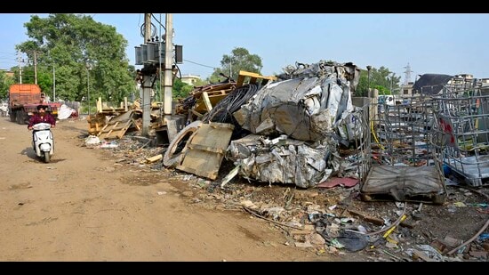 Heaps of garbage along the roads in Ward 74, Ludhiana, on Thursday. (Gurpreet Singh/HT)