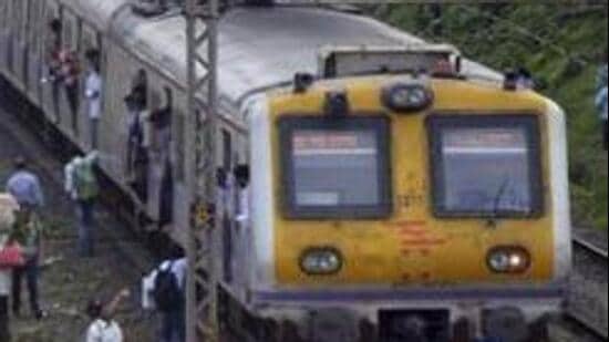 Mumbai, India - Sept. 5, 2018:Services on Central Railway line affected due to technical snag, trains halted between Sion and Matunga in Mumbai, India, on Wednesday, September 5, 2018. (HT PHOTO)