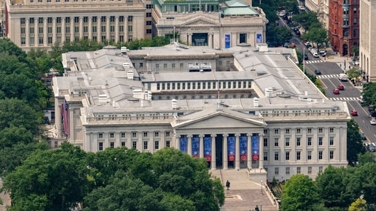 US 10-year Treasury yield hits 5% as bond market volatility stays low (Photographer: Daniel Heuer/Bloomberg)