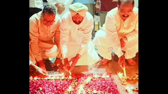 Punjab BJP president Kewal Singh Dhillon, party in-charge Satish Poonia and former state president Ashwani Sharma lighting diyas at the Pathankot railway station. (Videgrab)