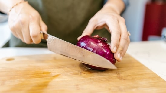 Learn from a specialist if it is safe to eat onions with moulds. (Picture credit: Pexel)