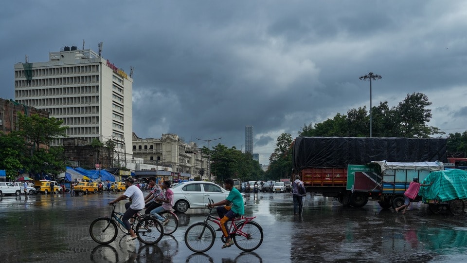 ফের বৃষ্টির ভ্রুকুটি বাংলায়।