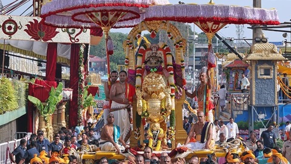 <p>యోగ నరసింహుని అలంకారంలో సింహ వాహనంపై శ్రీ మలయప్పస్వామివారి దివ్య దర్శనం భక్తులకు అభయం, ధైర్యం, ఆధ్యాత్మిక శక్తిని ప్రసాదించే మహోన్నత అనుభూతిని కలిగించింది.</p>