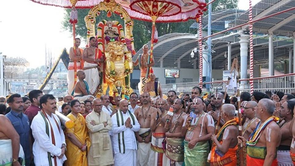 <p>శ్రీవారి సాలకట్ల బ్రహ్మోత్సవాల్లో భాగంగా మూడో రోజైన గురువారం ఉదయం శ్రీ మలయప్పస్వామివారు యోగ నరసింహుని అలంకారంలో సింహ వాహనంపై భక్తులకు దర్శనమిచ్చారు. సింహ వాహనంపై కొలువుదీరిన శ్రీ మలయప్పస్వామివారి దివ్య మంగళరూపాన్ని దర్శించేందుకు పెద్దసంఖ్యలో భక్తులు తరలివచ్చారు.</p>