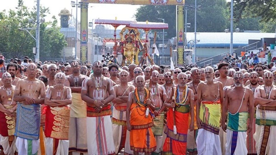 <p>వాహనం ముందు గజరాజులు ఠీవిగా నడుస్తుండగా, భక్త బృందాల భజనలు, కోలాటాలు, జీయ్యంగార్ల ఘోష, మంగళవాయిద్యాల నడుమ సింహ వాహనసేవ అత్యంత భక్తిశ్రద్ధలతో, వైభవంగా సాగింది.</p>