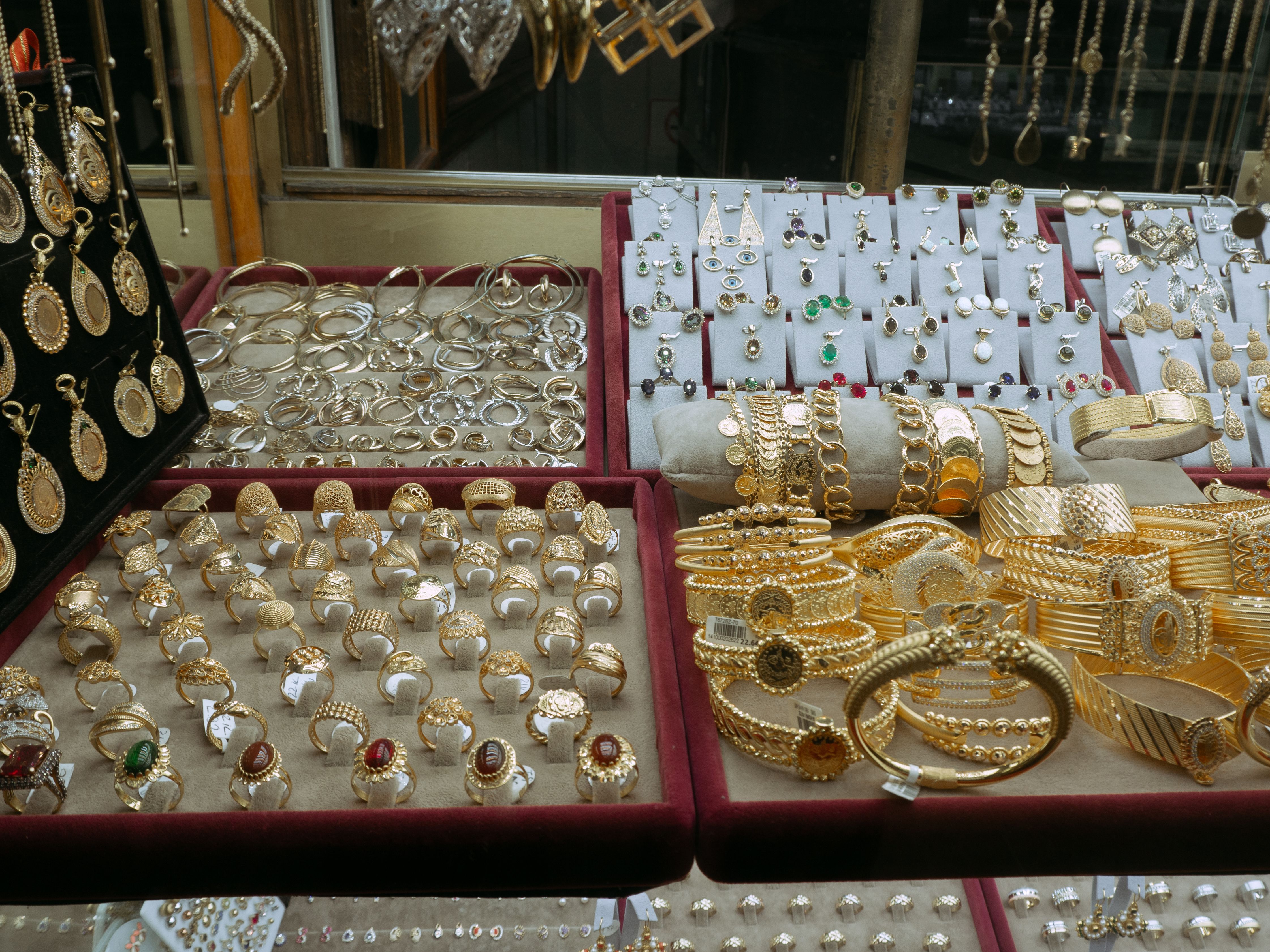 For modern buyers seeking pieces to wear with confidence, 18K gold delivers the perfect intersection of durability. (Pexel)