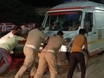 Traffic cops and relatives of the infant try and start the ambulance in Karwi, Chitrakoot late on Wednesday night (HT Photo)