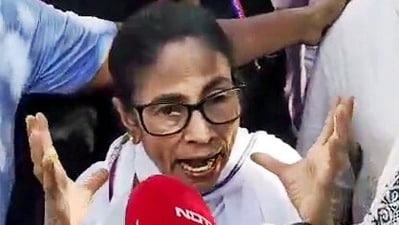 কমিশনের সিদ্ধান্ত অনুযায়ী, মমতা বন্দ্যোপাধ্যায়ের শিবির আগামী উপনির্বাচনে ‘মমতা সর্বভারতীয় তৃণমূল কংগ্রেস’ নামে লড়বে। (ANI Video Grab) কমিশনের সিদ্ধান্ত অনুযায়ী, মমতা বন্দ্যোপাধ্যায়ের শিবির আগামী উপনির্বাচনে ‘মমতা সর্বভারতীয় তৃণমূল কংগ্রেস’ নামে লড়বে। (ANI Video Grab)