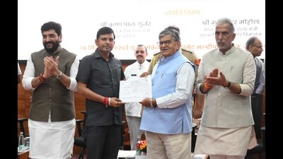 Chandigarh administrator Gulab Chand Kataria presents certificates to a Bharat Taxi driver in the presence of Union MoS for cooperation and civil aviation Murlidhar Mohol (extreme left) and MoS for cooperation Krishan Pal Gurjar. (Keshav Singh/HT) Chandigarh administrator Gulab Chand Kataria presents certificates to a Bharat Taxi driver in the presence of Union MoS for cooperation and civil aviation Murlidhar Mohol (extreme left) and MoS for cooperation Krishan Pal Gurjar. (Keshav Singh/HT)