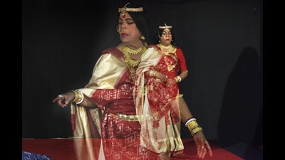 Chapal Bhaduri, the legendary female impersonator of the Bengali jatra stage performing at the India Habitat Centre, in New Delhi on April 16, 2018. (Raj K Raj/HT PHOTO) Chapal Bhaduri, the legendary female impersonator of the Bengali jatra stage performing at the India Habitat Centre, in New Delhi on April 16, 2018. (Raj K Raj/HT PHOTO)